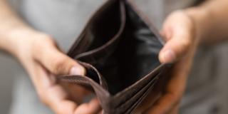 Person hält leere Geldböre in den Händen