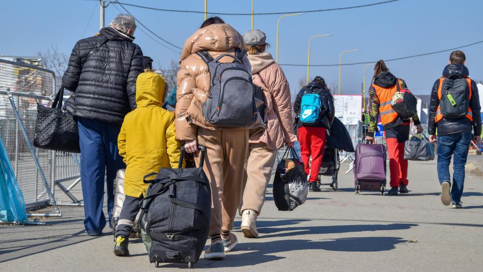 Flüchtlinge wandern mit ihrem Gepäck
