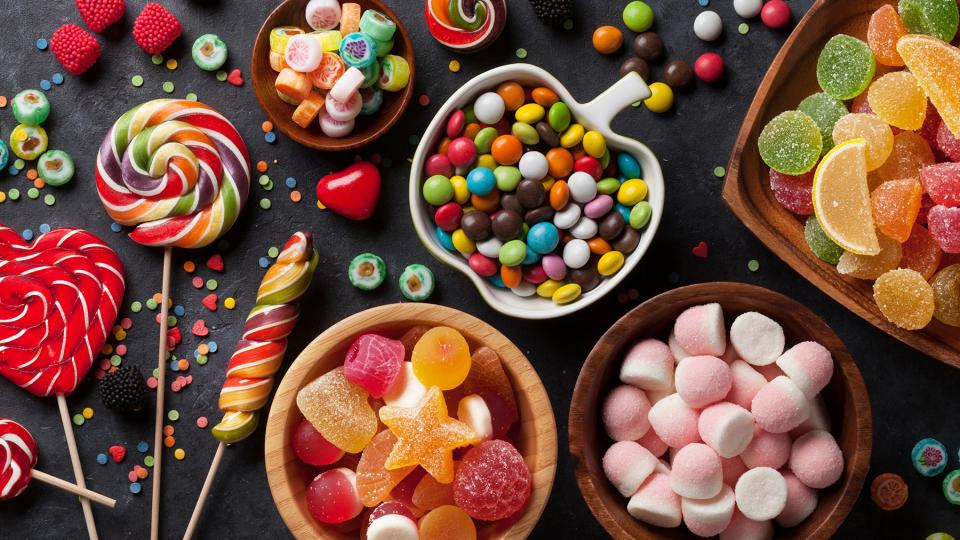 Verschiedene Süßigkeiten auf einem Tisch