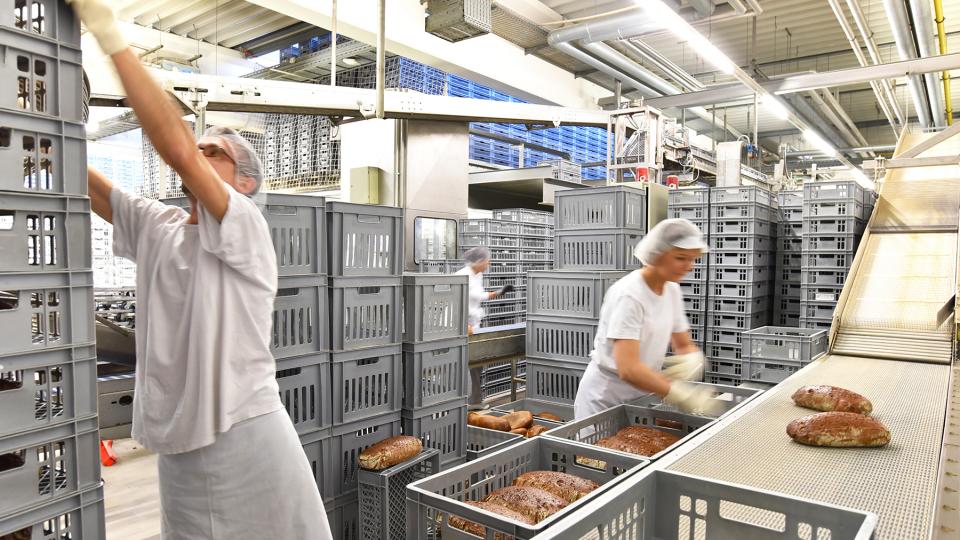 Beschäftigte in einer Großbäckerei
