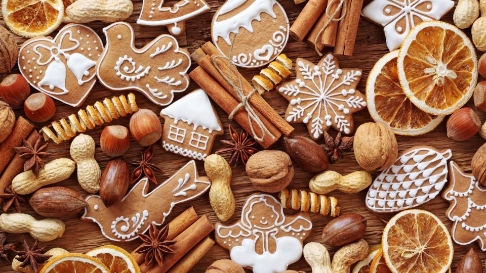 Weihnachtsgebäck und verschiedene Nüsse