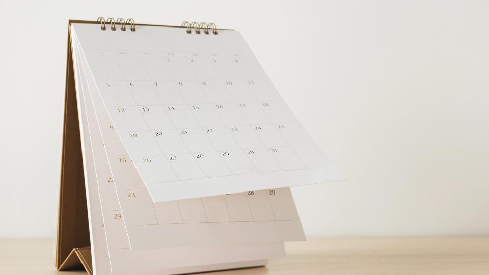 Tischkalender auf einem Schreibtisch