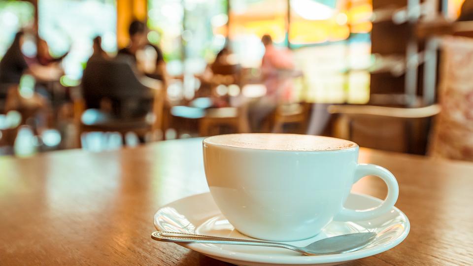 Kaffeetasse mit Kaffeelöffel auf einem Tisch