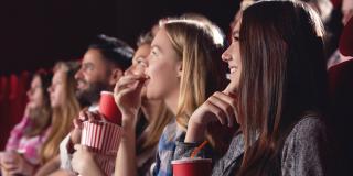 Zuschauerinnen und Zuschauer im Kino