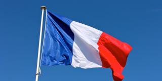 Französische Flagge am Fahnenmast