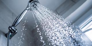 Wasser läuft aus einem Duschkopf 