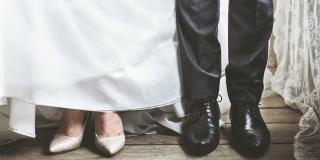 Beine einer Braut und eines Bräutigams