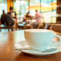Kaffeetasse mit Kaffeelöffel auf einem Tisch
