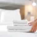 Person legt Handtücher auf ein Bett