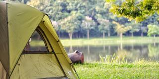 Ein Zelt auf einem Campingplatz an einem See